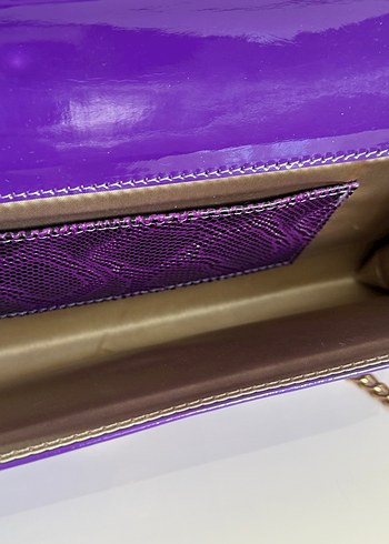 Derimod Mor Yılan Desenli Zincir Detaylı Abiye Portföy Çanta - Görsel 4