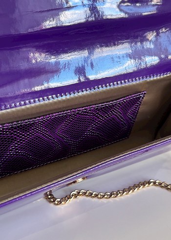 Derimod Mor Yılan Desenli Zincir Detaylı Abiye Portföy Çanta - Görsel 3