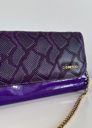Derimod Mor Yılan Desenli Zincir Detaylı Abiye Portföy Çanta - Görsel 2