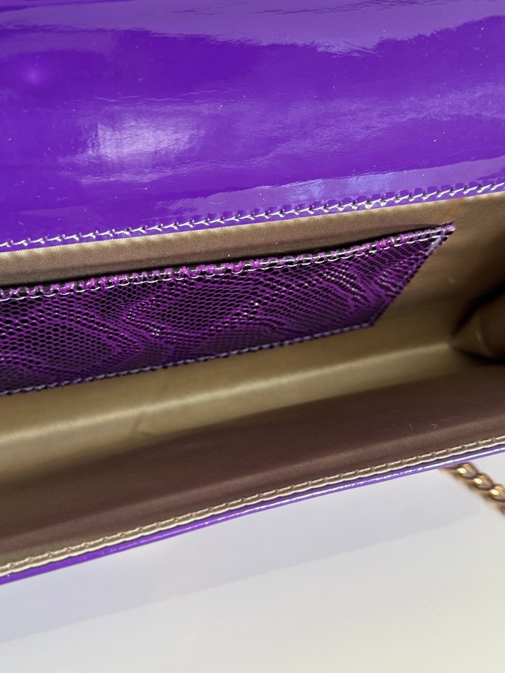 Derimod Mor Yılan Desenli Zincir Detaylı Abiye Portföy Çanta - Görsel 4