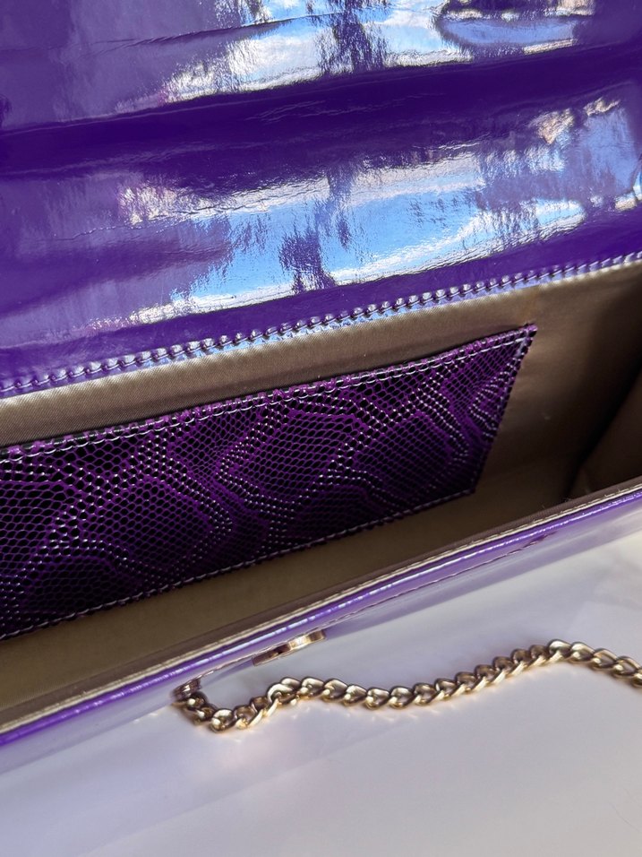 Derimod Mor Yılan Desenli Zincir Detaylı Abiye Portföy Çanta - Görsel 3