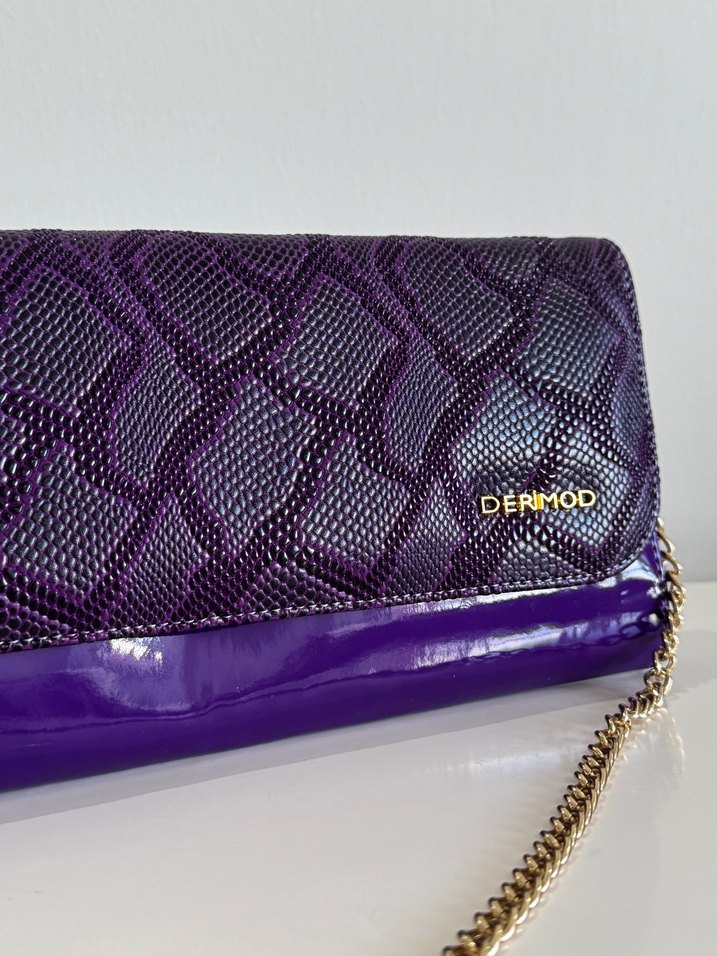 Derimod Mor Yılan Desenli Zincir Detaylı Abiye Portföy Çanta - Görsel 2