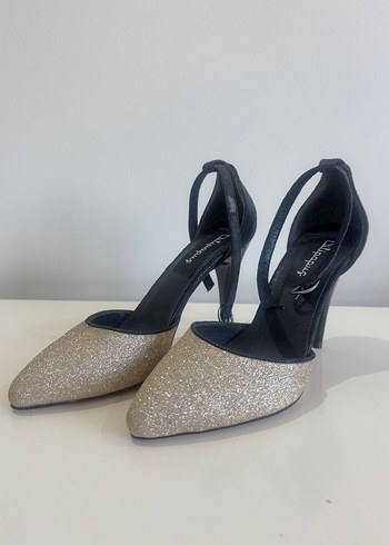 Dilipapuç Markalı Altın Simli Siyah Stiletto Topuklu Ayakkabı