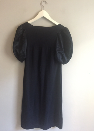 BCBG Maxazria Siyah, kol detaylı elbise