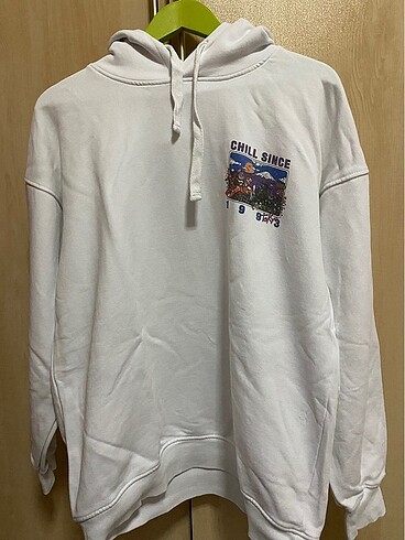 Beyaz kapuşonlu sweatshirt