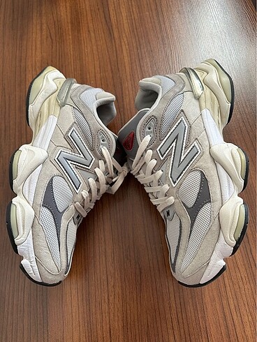 42 Beden beyaz Renk New Balance 9060