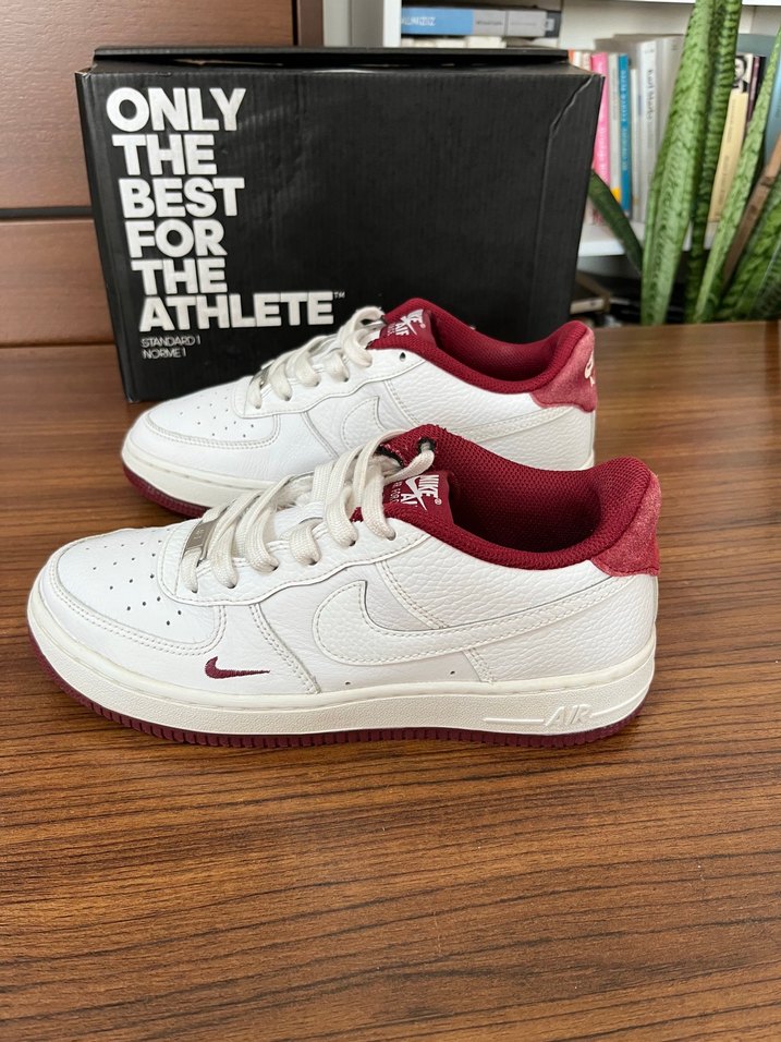 Nike Air Force 1 Low Beyaz & Bordo Sneaker — görsel 2/11