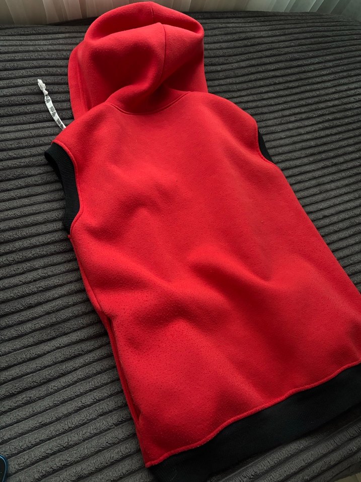 Kırmızı Kapüşonlu Adidas Yelek - Görsel 5