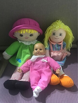 3 adet oyuncak bebek