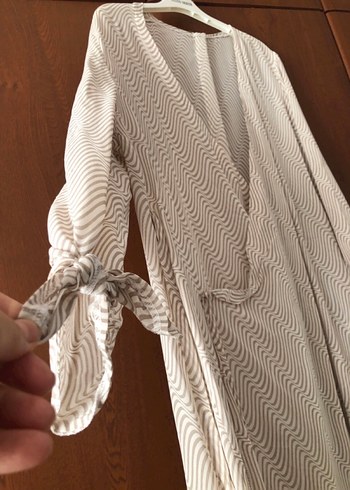 Zara Uzun Kollu V Yaka Gri Zebra Desenli Hemşire Sabahlığı