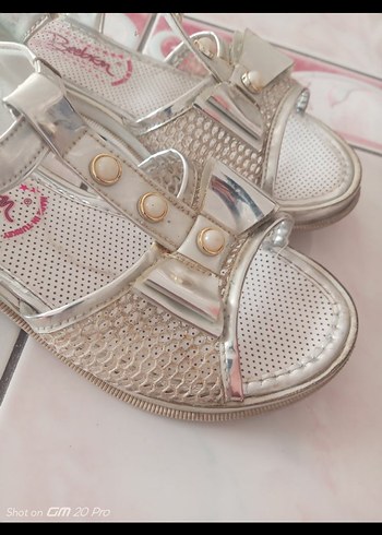 Beyaz Tokalı Nakışlı Kız Sandalet - Görsel 3