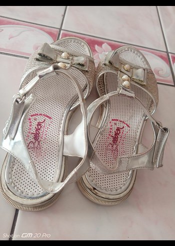 Beyaz Tokalı Nakışlı Kız Sandalet - Görsel 2