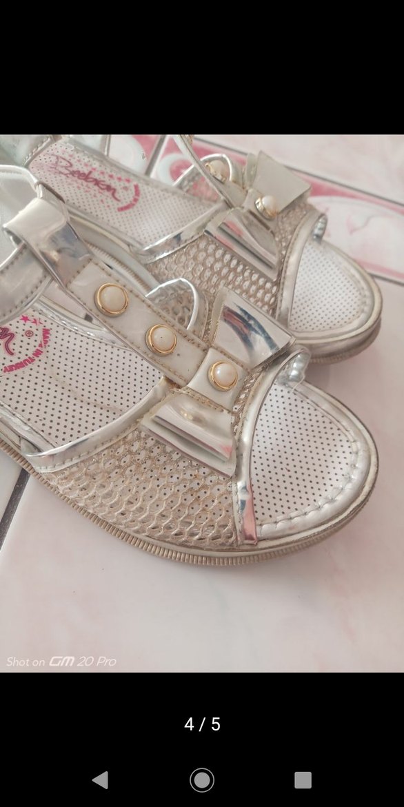 Beyaz Tokalı Nakışlı Kız Sandalet - Görsel 3