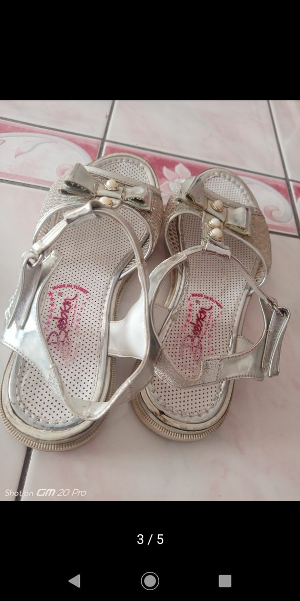 Beyaz Tokalı Nakışlı Kız Sandalet - Görsel 2