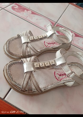 Kız Çocukları İçin Beyaz Parlak Tokalı Terlik - Görsel 2