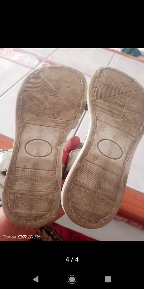 Kız Çocukları İçin Beyaz Parlak Tokalı Terlik - Görsel 3