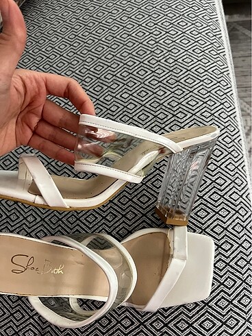Bershka Beyaz parmak geçirmeli şeffaf topuklu terlik