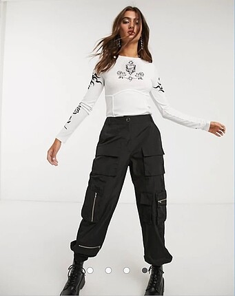 Yeni topshop bluz desenli beyaz , kumaşı biraz incedir .