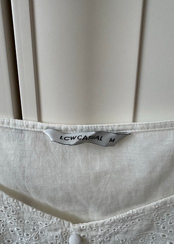 Düğmeli Beyaz Nakışlı Kadın Midi Bluz - Görsel 2