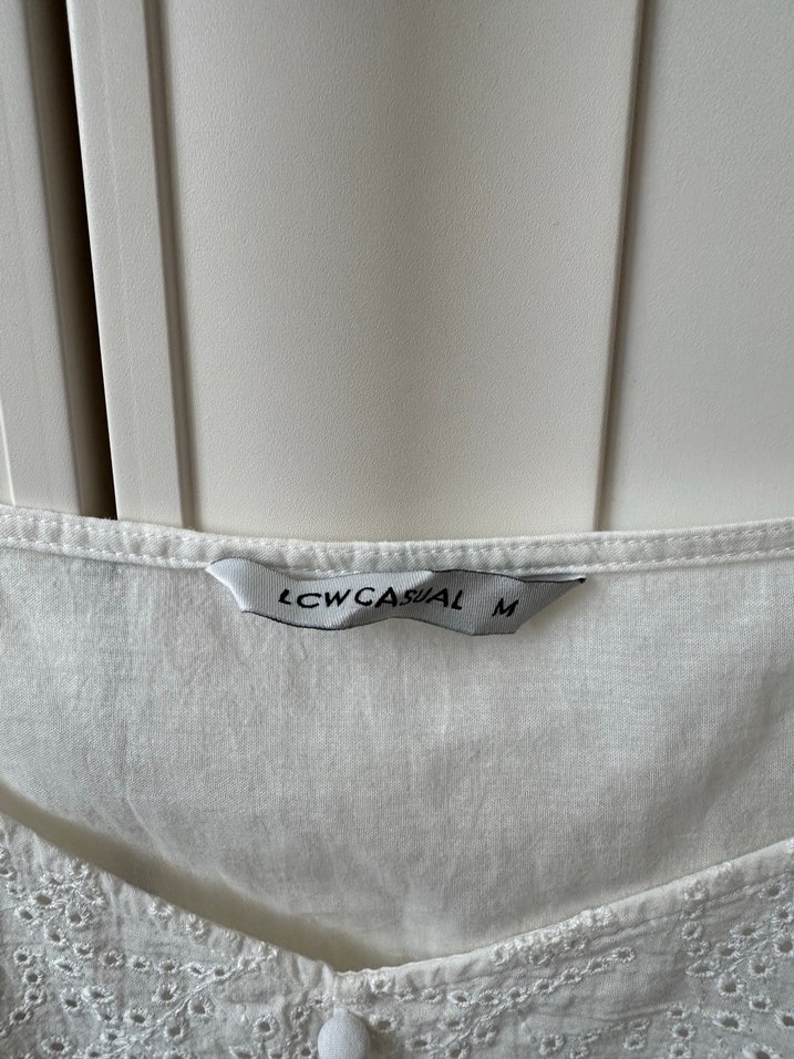 Düğmeli Beyaz Nakışlı Kadın Midi Bluz - Görsel 2