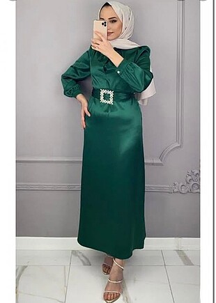 Zümrüt yeşili saten kumaşlı elbise