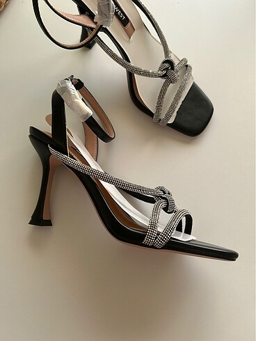 Nine West siyah taş detaylı sandalet
