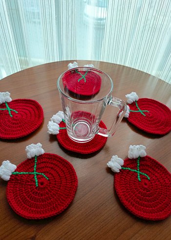 Kırmızı Çiçekli Örgü Bardak Altlıkları - Görsel 3