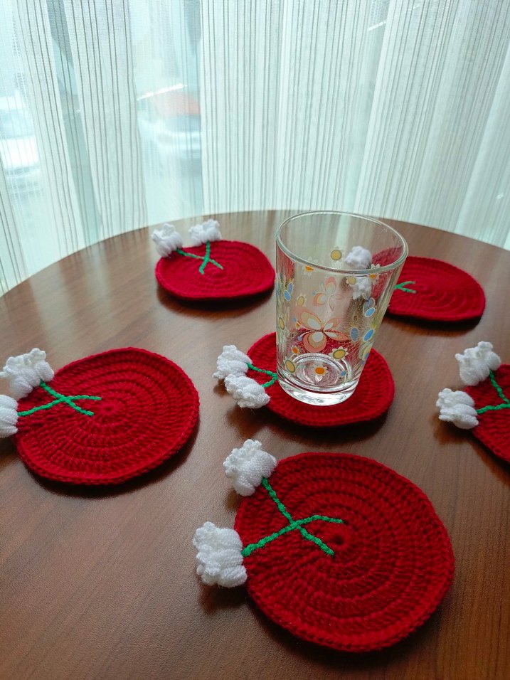 Kırmızı Çiçekli Örgü Bardak Altlıkları - Görsel 5