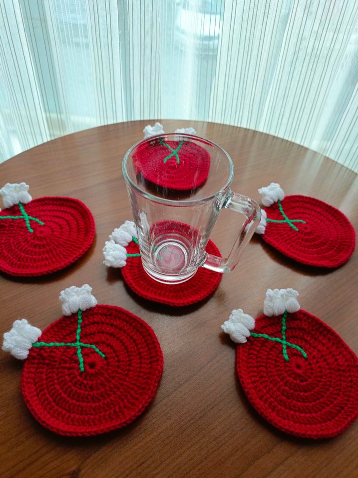 Kırmızı Çiçekli Örgü Bardak Altlıkları - Görsel 3