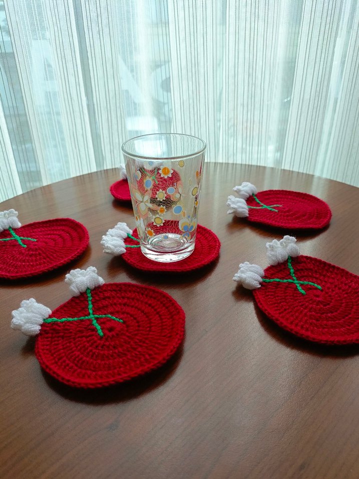 Kırmızı Çiçekli Örgü Bardak Altlıkları - Görsel 4