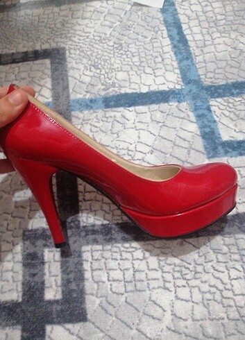 Diğer kırmızı ayakkabı 