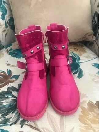 Flo yırtık sökük delik yok.üst koyu pembe bölümlerde hafif soyul