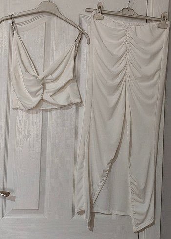 Taş askılı crop top ve büzgü detay astarlı etek takım - Görsel 2