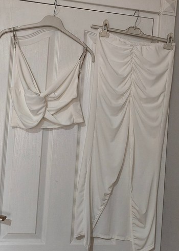 Taş askılı crop top ve büzgü detay astarlı etek takım - Görsel 3