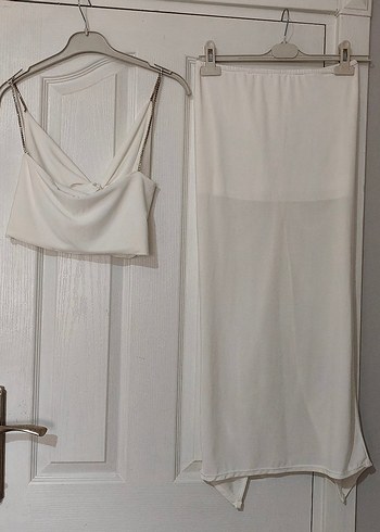 Taş askılı crop top ve büzgü detay astarlı etek takım - Görsel 8