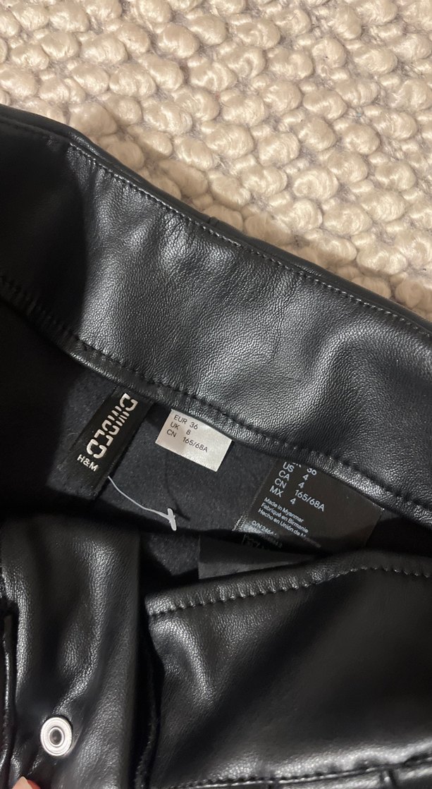 Düğmeli Siyah Deri Mini Şort - Görsel 2