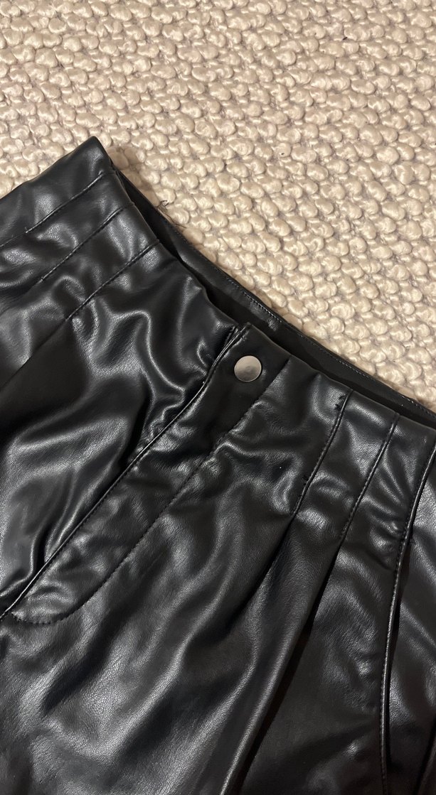 Düğmeli Siyah Deri Mini Şort - Görsel 3
