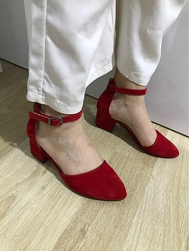 Kırmızı kısa topuklu bilekten bağlama ayakkabı