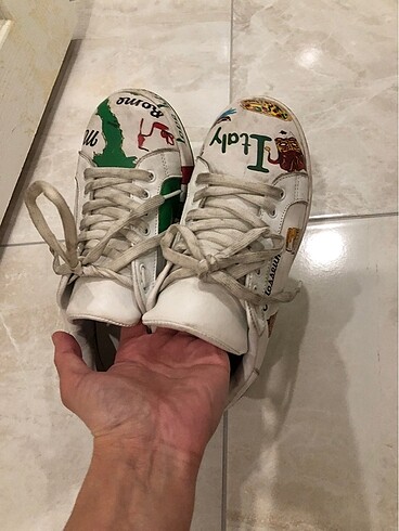 Renkli desenli spor ayakkabı