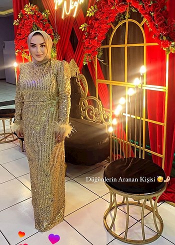 Uzun Kollu, Yüksek Yakalı Altın Renkli Abiye Elbise - Görsel 3