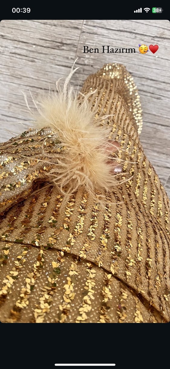 Uzun Kollu, Yüksek Yakalı Altın Renkli Abiye Elbise - Görsel 2