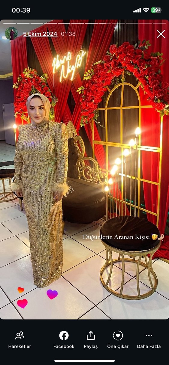 Uzun Kollu, Yüksek Yakalı Altın Renkli Abiye Elbise - Görsel 3