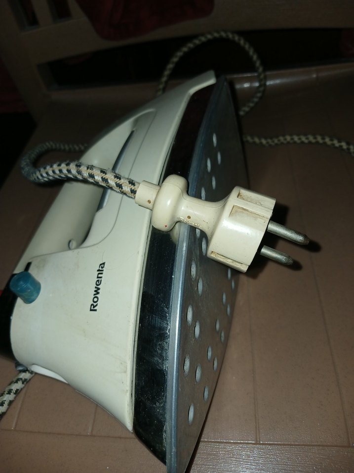 Beyaz klasik ütü Rowenta arızalı - Görsel 2