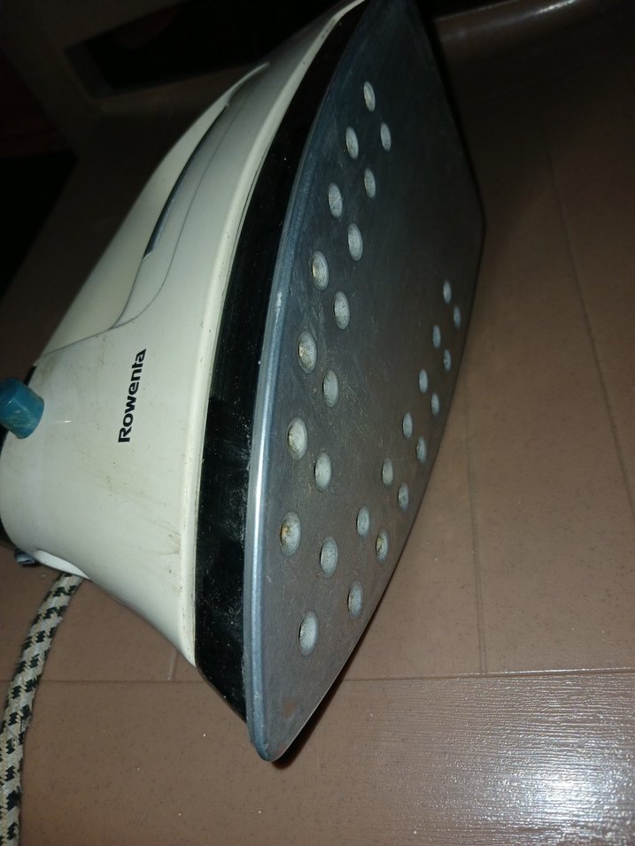 Beyaz klasik ütü Rowenta arızalı - Görsel 4