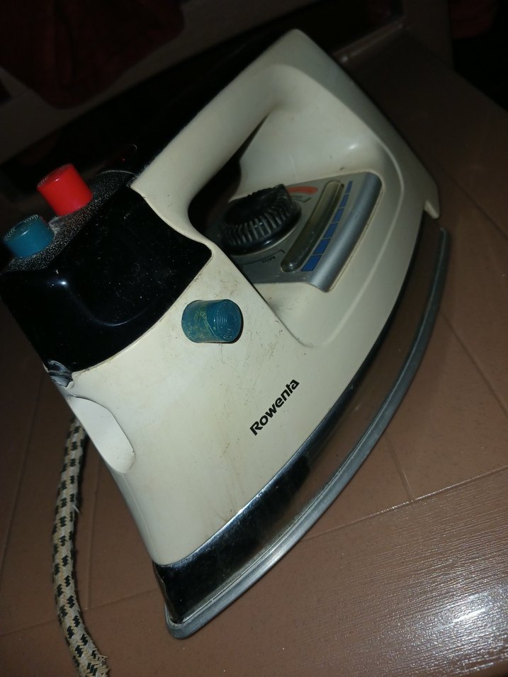 Beyaz klasik ütü Rowenta arızalı - Görsel 5