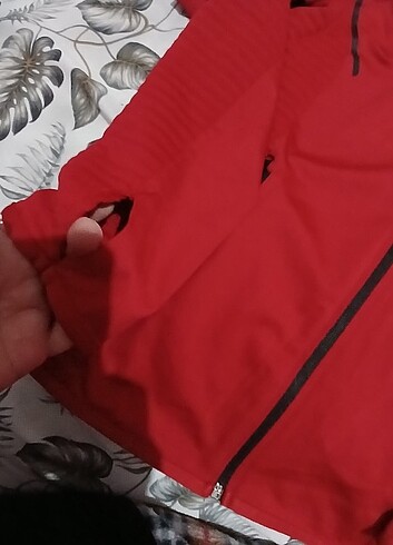 Diğer Eşofman üstü kırmızı Jordan yazıyor ama orijinal mi Değil mi bil