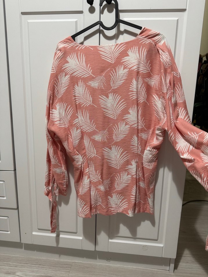 Pembe bel detaylı çiçekli gömlek - Görsel 5