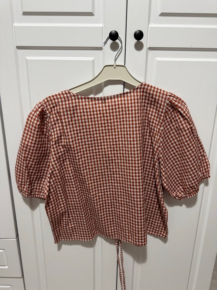 V Yaka Düğmeli Kısa pötikare bluz - Görsel 3