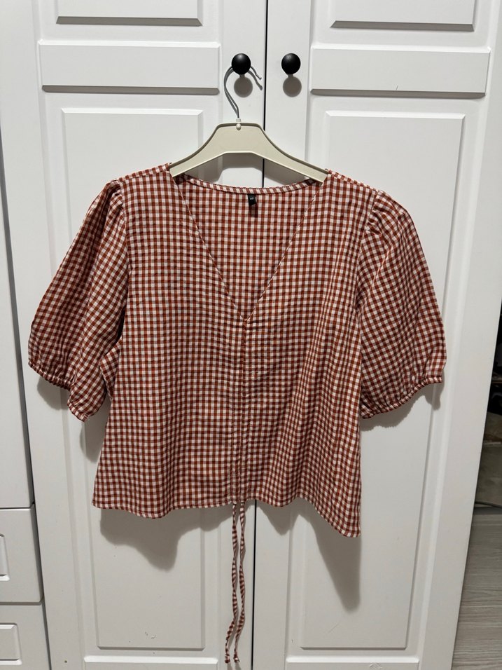 V Yaka Düğmeli Kısa pötikare bluz - Görsel 2