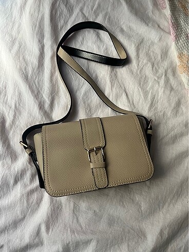 Stradivarius model askılı çanta